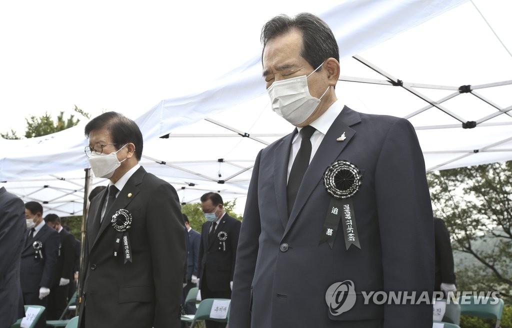 묵념하는 정세균 총리와 박병석 국회의장