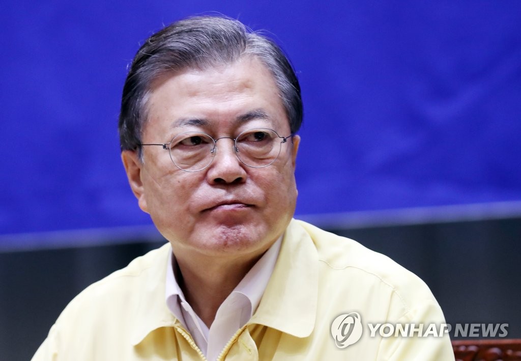 굳은 표정의 문 대통령