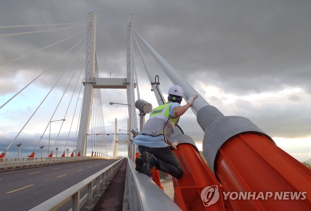태풍 북상에 대비한 교량 케이블 점검