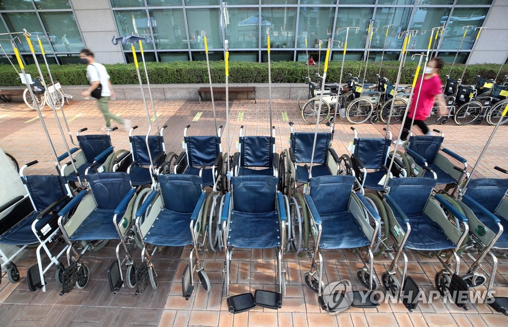 전국의사 2차 총파업…환자 기다리는 휠체어