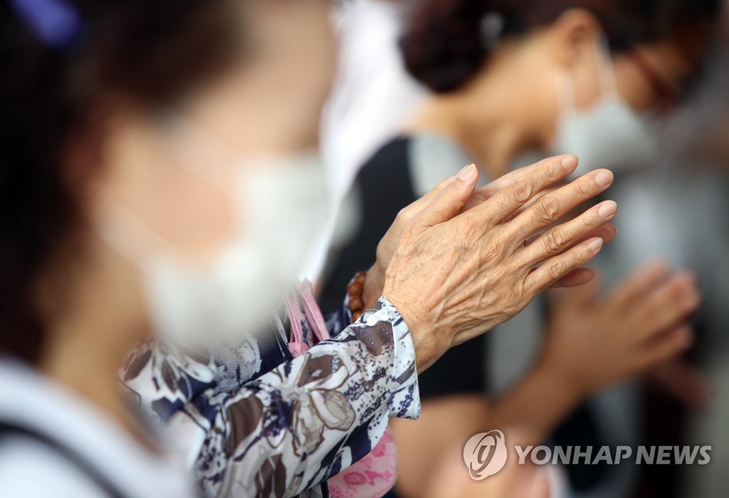 Worshipers wearing masks pray at a Buddhist temple in Daegu, 302 kilometers south of Seoul, on Aug. 26, 2020. (Yonhap)