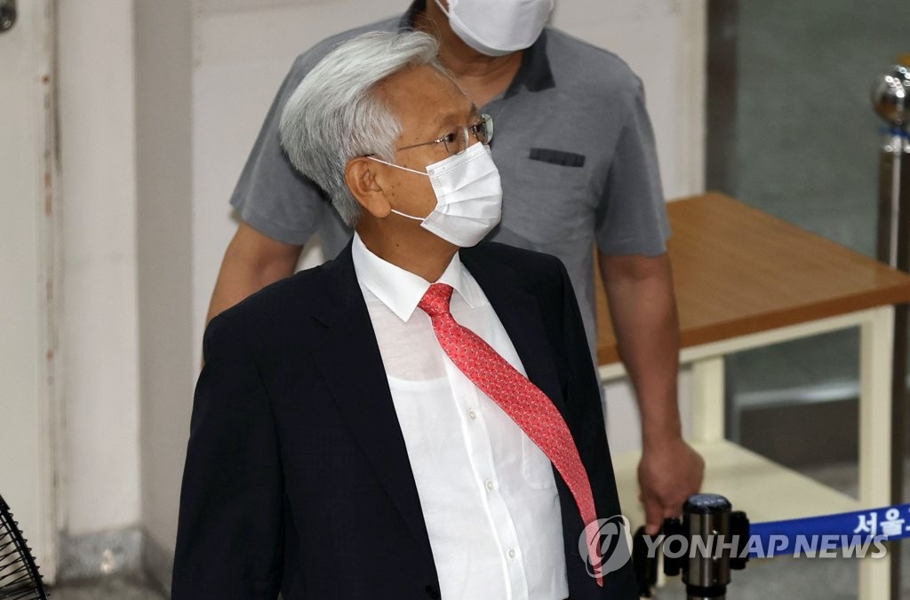 법정 향하는 고영주 전 방문진 이사장