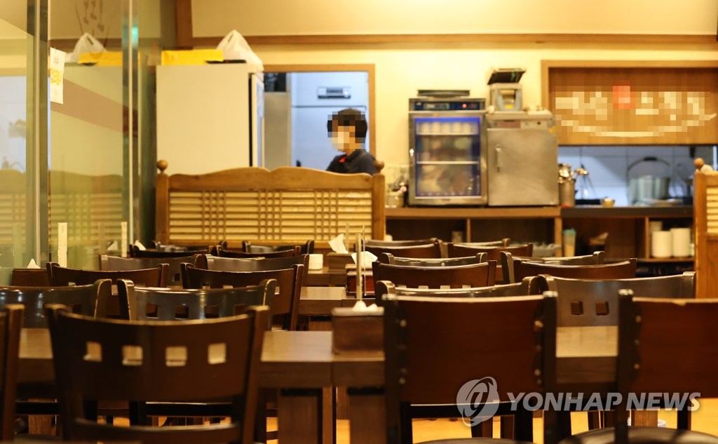 This file photo, taken Sept. 1, 2020, shows a restaurant in central Seoul where almost no customers were found during lunch time. (Yonhap)