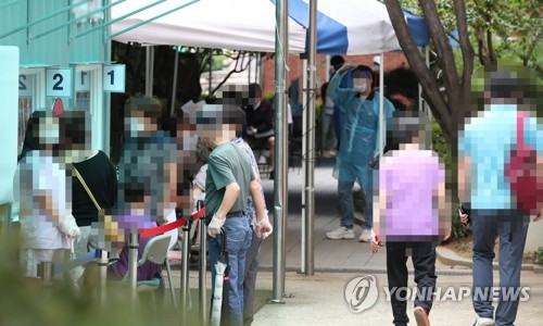붐비는 선별진료소