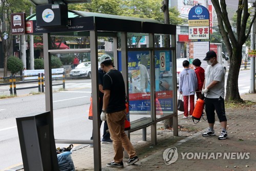 닦고 뿌리고…'코로나를 막아라'