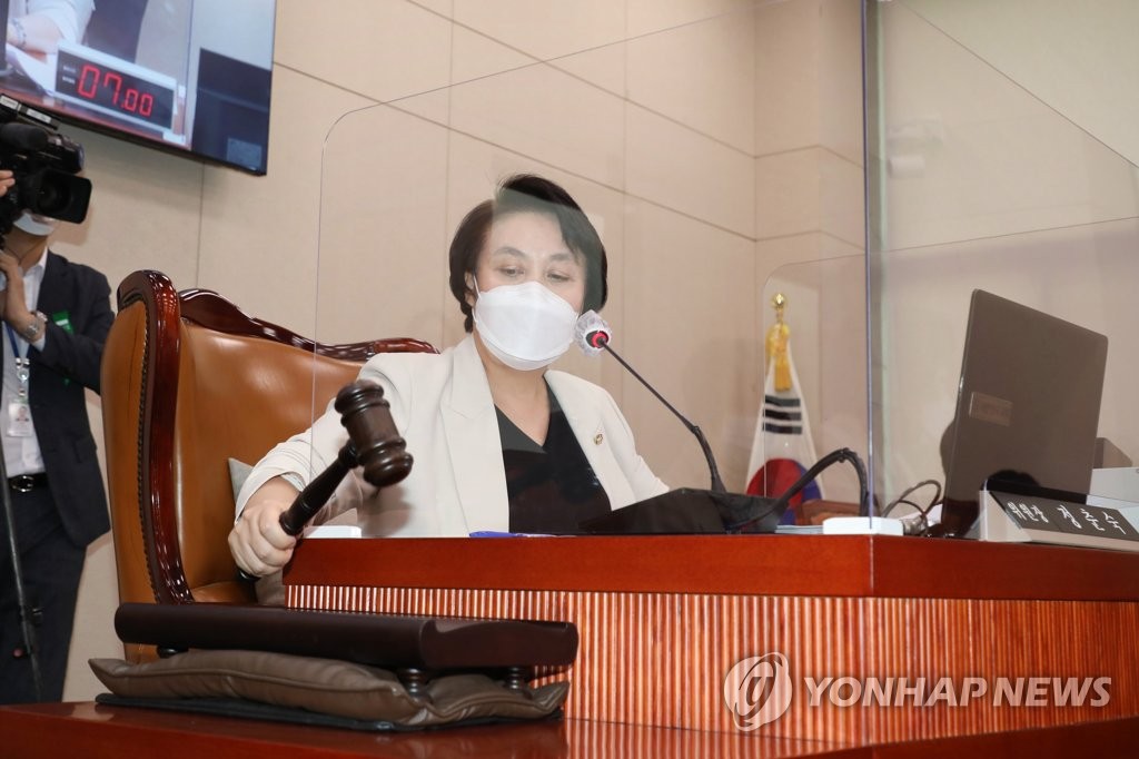 의사봉 두드리는 정춘숙 여성가족위원장