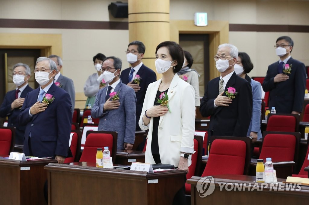 국민의례하는 시상식 참석자들