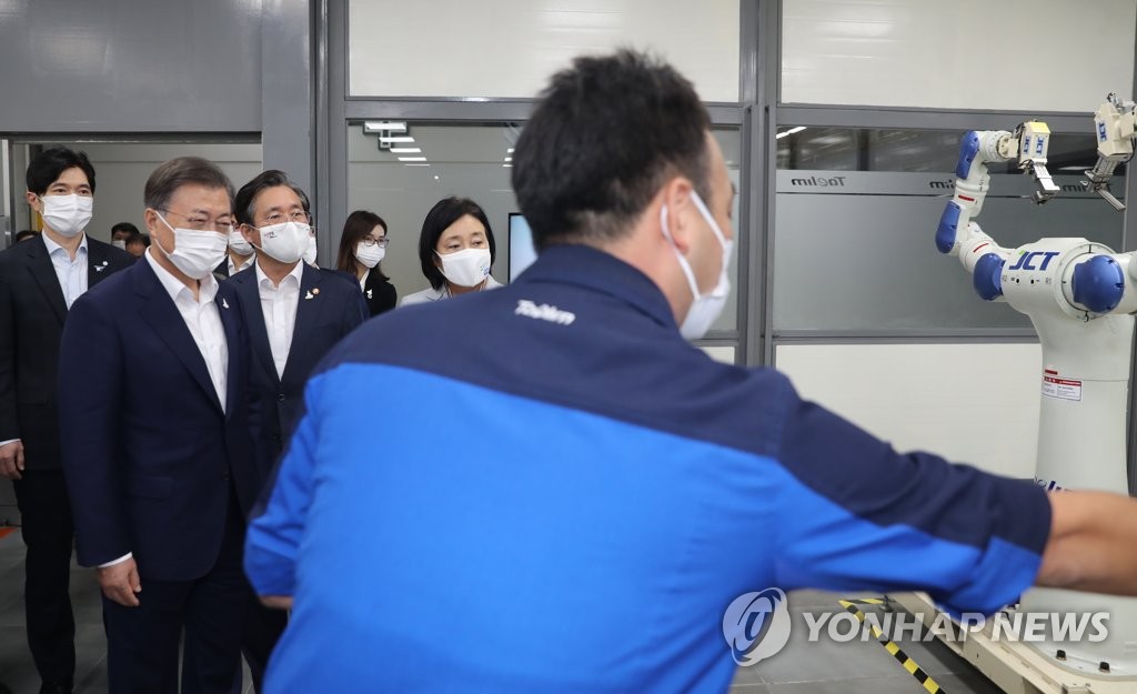 스마트공장 시설 안내받는 문 대통령
