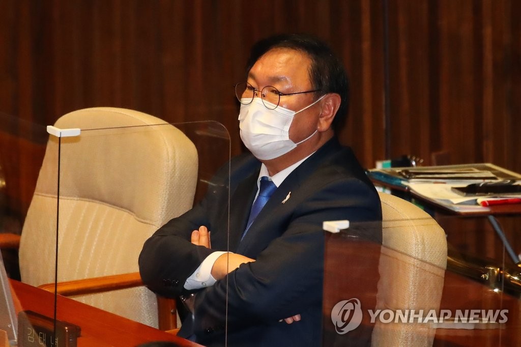 대정부질문 바라보는 김태년