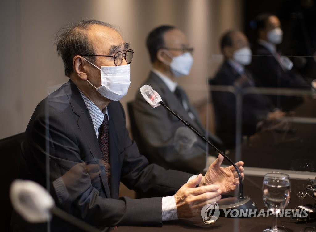 발언하는 이홍구 전 장관