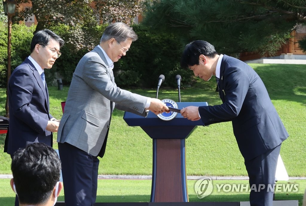 유공자 포상하는 문 대통령