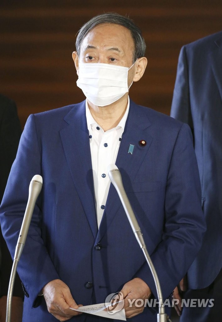 문 대통령과 전화 회담 직후 취재에 응하는 스가 일본 총리