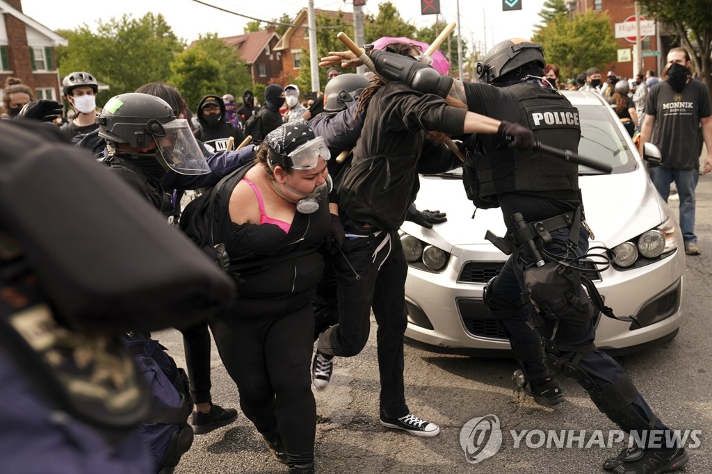 경찰과 충돌하는 켄터키주 루이빌의 시위대