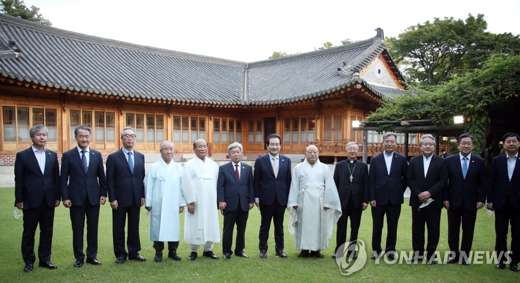 기념촬영 하는 정총리와 7대 종단 지도자