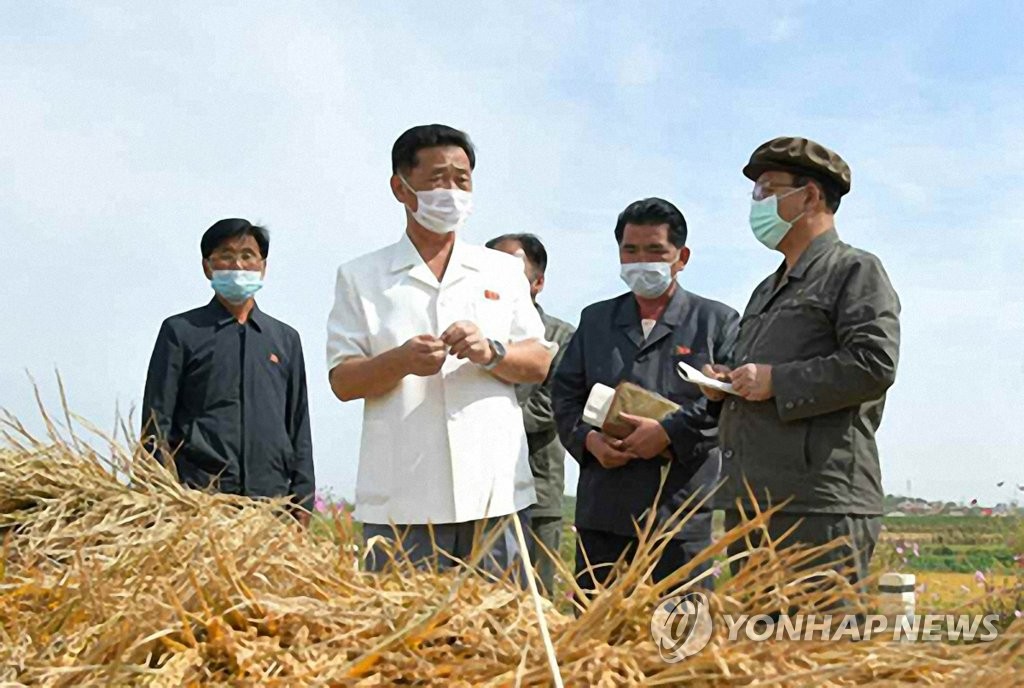 북한, 농업 생산량 확대에 총력…김덕훈 내각총리 황해남도 농촌 시찰
