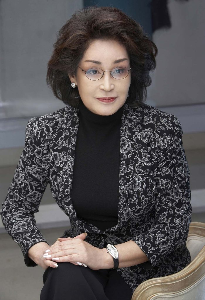 이명희 신세계 회장, 정용진·유경 남매에 지분 일부 증여