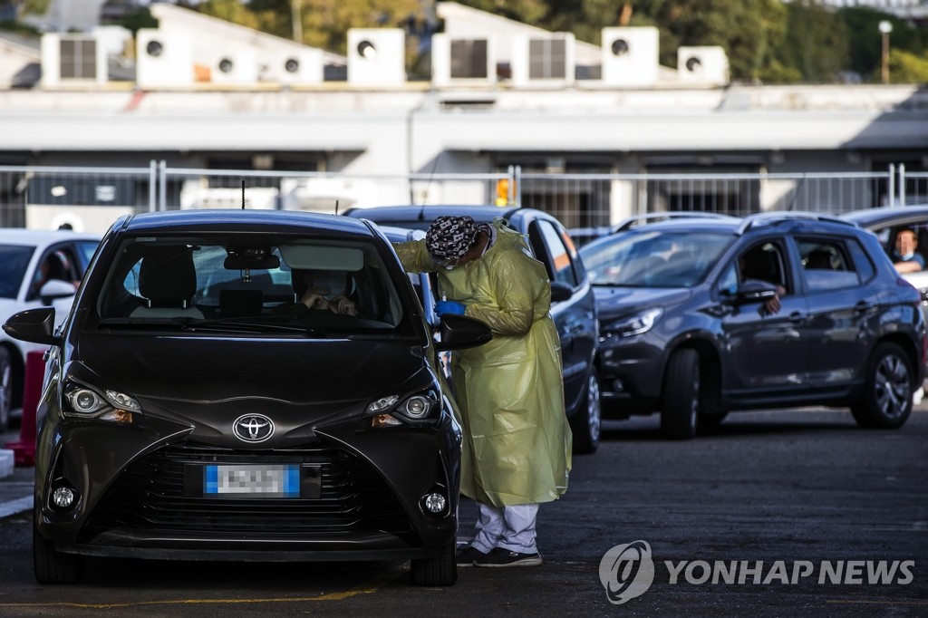 '코로나19 재확산' 이탈리아서 진료소 몰려든 차량 행렬