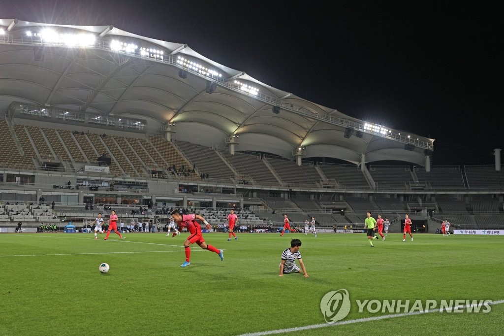 An exhibition match between the South Korean men's senior national football team and the under-23 national team takes place at an empty Goyang Stadium in Goyang, Gyeonggi Province, on Oct. 9, 2020. (Yonhap)
