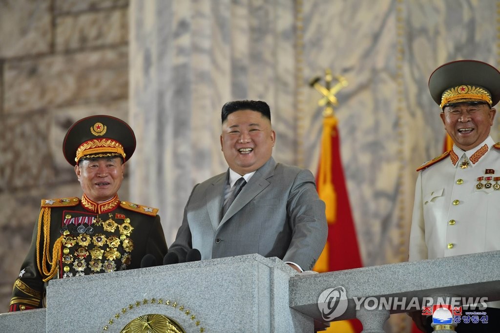 朝鮮中央通信は党創建７５周年の閲兵式が１０日午前０時に開催されたと伝えた。笑顔で見守る金委員長（中央）＝（聯合ニュース）≪転載・転用禁止≫