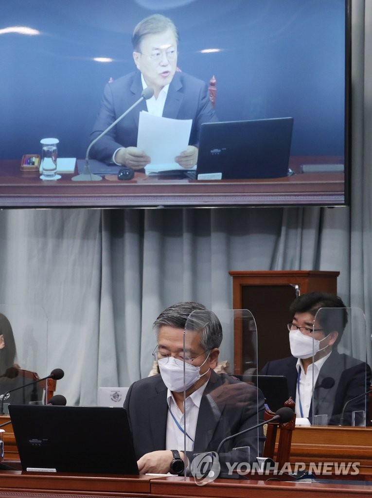 Moon at meeting with top aides Moon at meeting with top aides