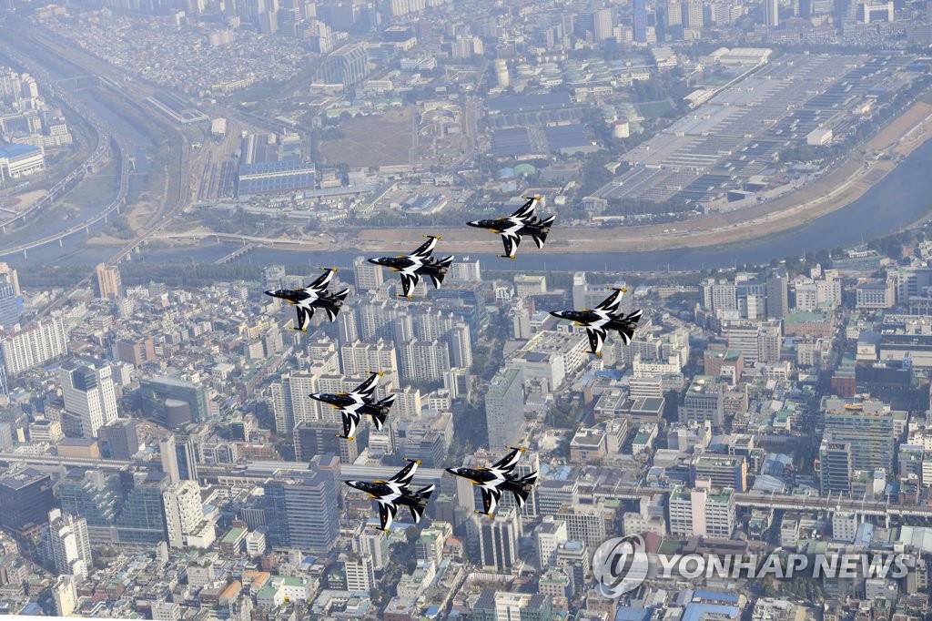 Black Eagles fly over Seoul Black Eagles fly over Seoul