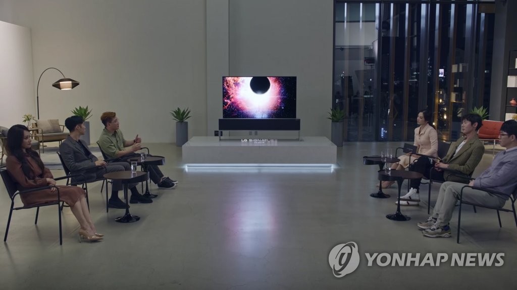 世界初の巻き取り型テレビ 韓国で発売 世界初の巻き取り型テレビ 韓国で発売