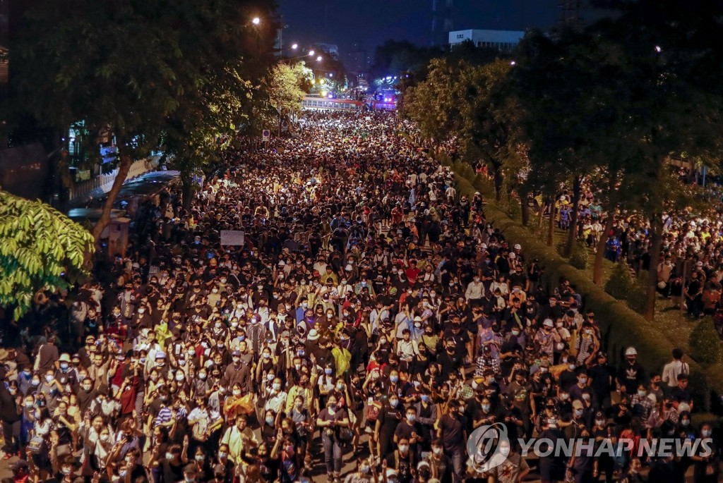 정부청사 앞에서 총리 퇴진 요구하는 태국 시위대