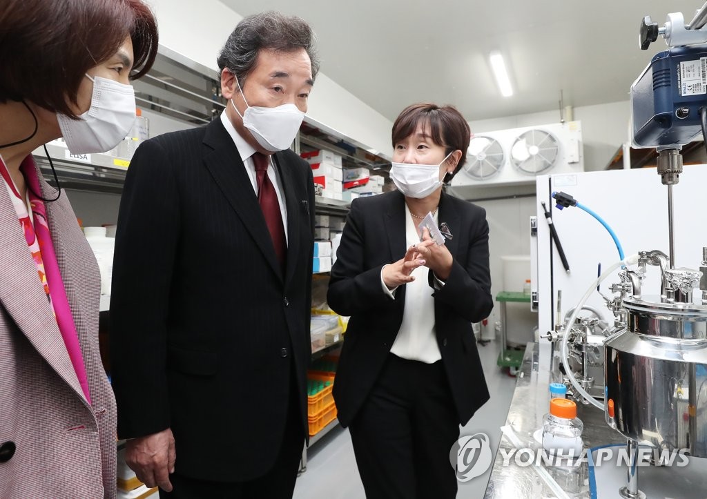 코로나19 치료제 개발현장 살펴보는 이낙연 대표