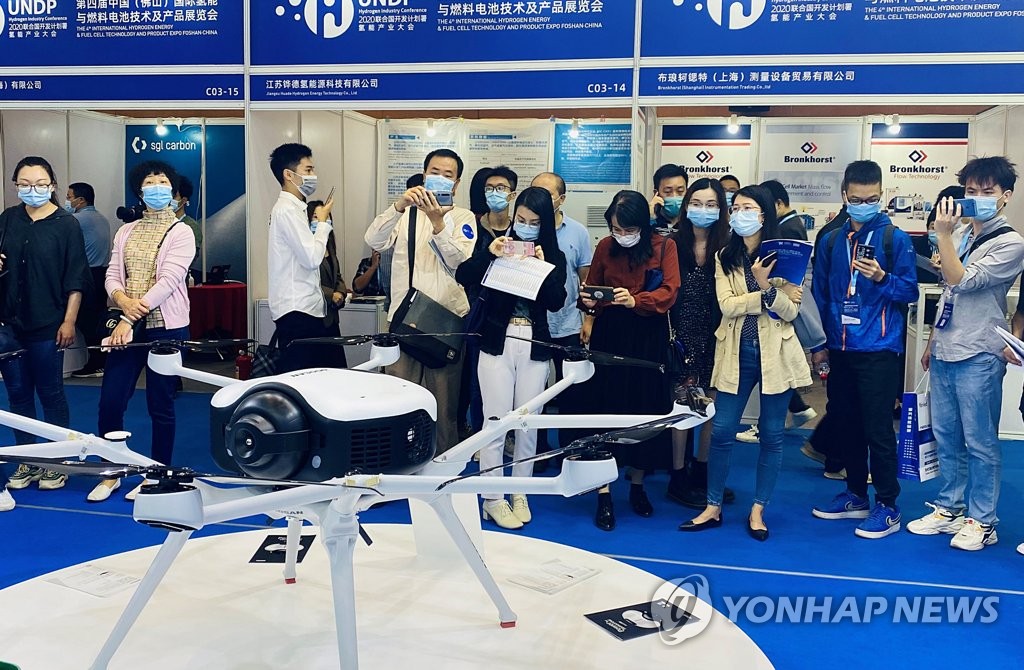 A hydrogen fuel cell powered drone built by Doosan Mobility Innovation is displayed at CHFE 2020, an expo held in Foshan, China, from Oct. 19-22, in this photo provided by Doosan Crop. on Oct. 23, 2020. (PHOTO NOT FOR SALE) (Yonhap) 