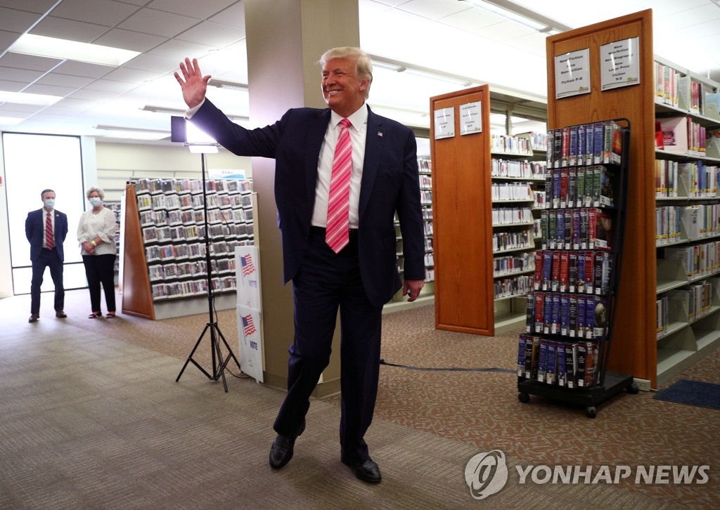 사전투표 후 손 흔드는 트럼프 미 대통령