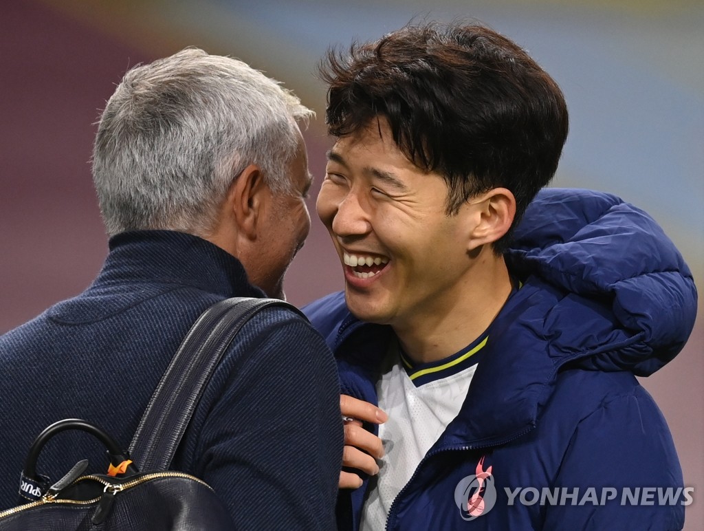 시즌 10호 골 터뜨리고 감독 앞에서 활짝 웃는 손흥민