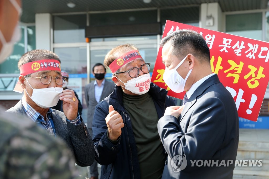 "사격장 폐쇄하는지부터 밝히세요"