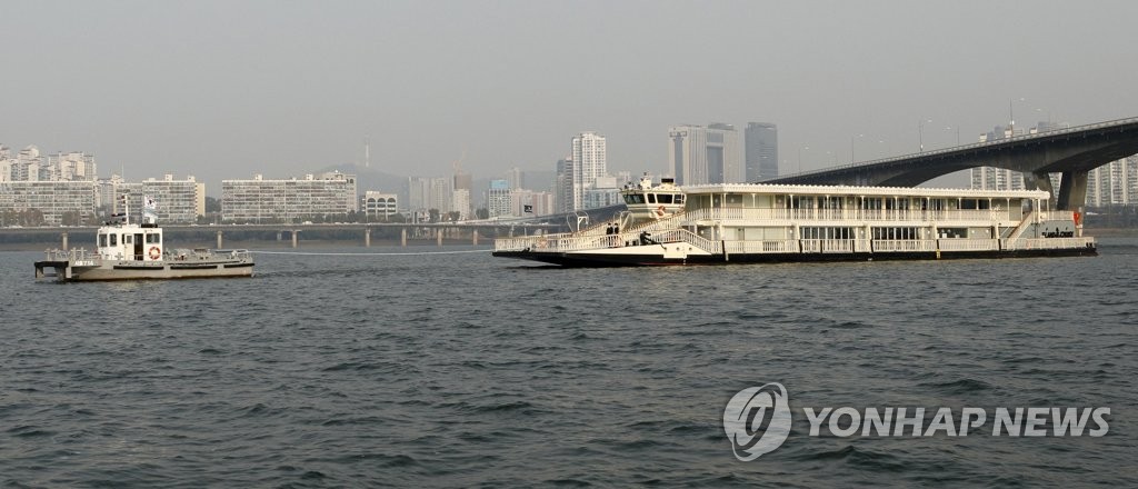 유람선 끌어 옮기는 예인선