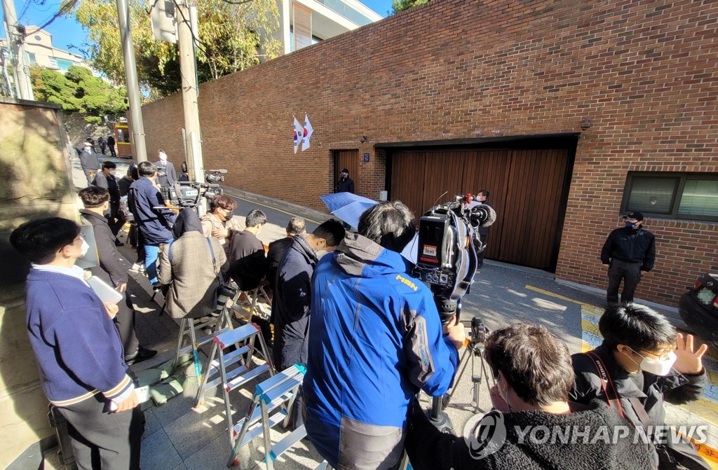 이명박 자택 앞 대기하는 취재진