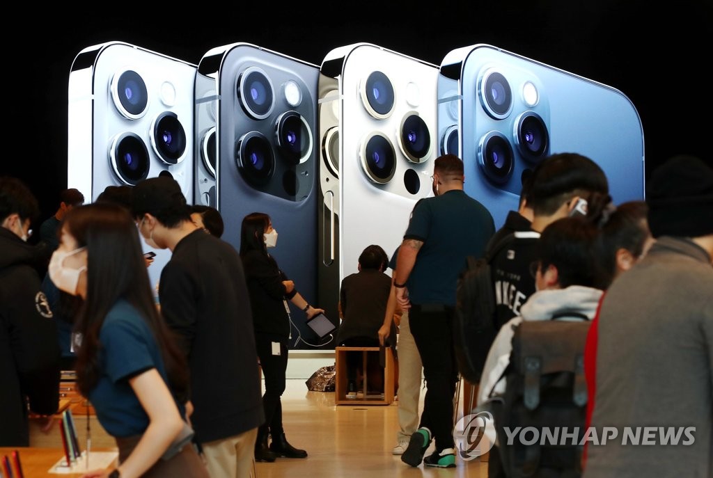 In the Oct. 30, 2020, file photo, visitors crowd Apple Inc.'s store in southern Seoul on the launch date for the new iPhone 12 and 12 Pro in South Korea. (Yonhap)