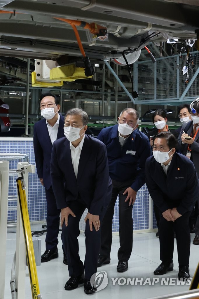 Moon visits Hyundai Motor plant Moon visits Hyundai Motor plant