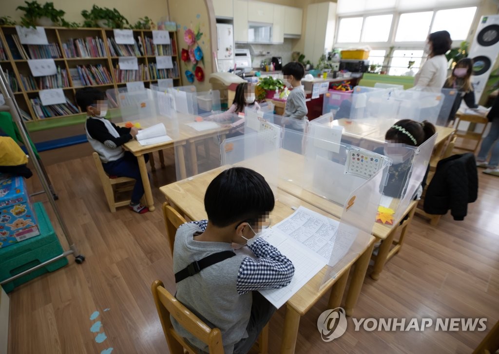 지난달 6일 서울의 한 초등학교에서 학생들이 돌봄교실 수업을 듣고 있다. [연합뉴스 자료사진. 재판매 및 DB 금지]