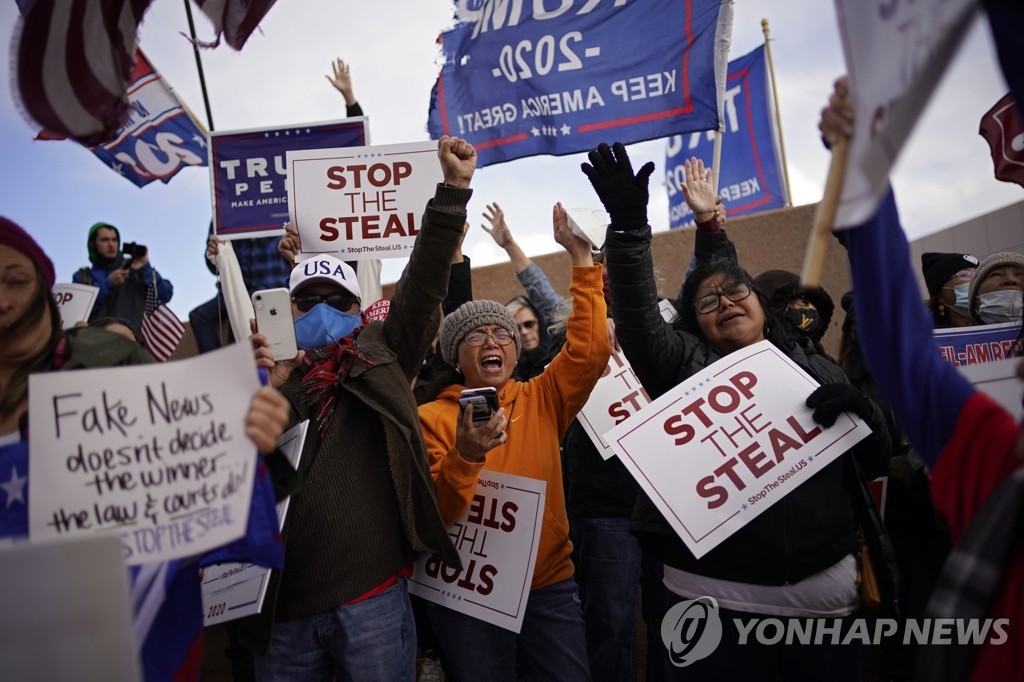 미 네바다 개표장 밖에서 시위하는 트럼프 지지자들