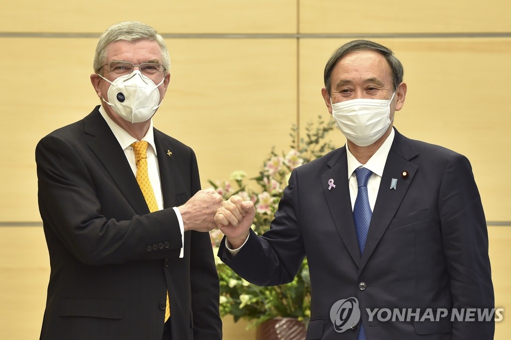 바흐 IOC 위원장과 '주먹 인사' 나누는 스가 일본 총리