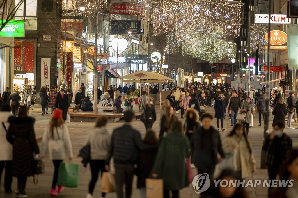 코로나19 봉쇄 앞두고 붐비는 지난해 11월 오스트리아 빈 번화가의 모습