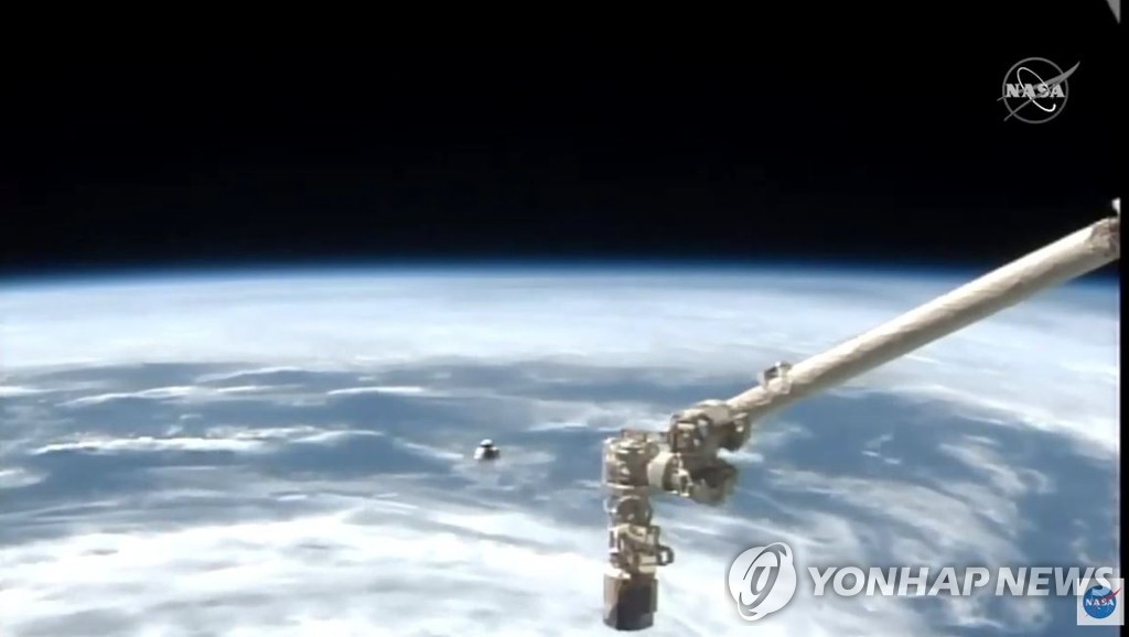 ISS에 접근하는 스페이스X의 유인 캡슐 '크루 드래건'