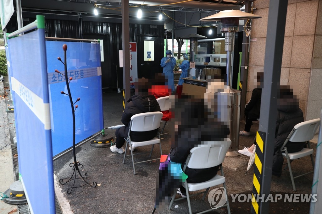 동작구보건소 선별진료소에서 검사 대기 중인 시민들