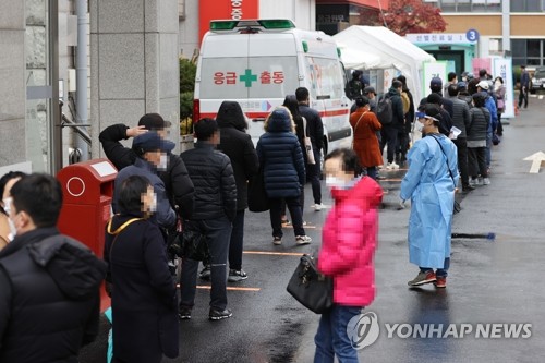 新型コロナウイルスの専用診療所で検査の順番を待つ市民ら(資料写真)=(聯合ニュース)