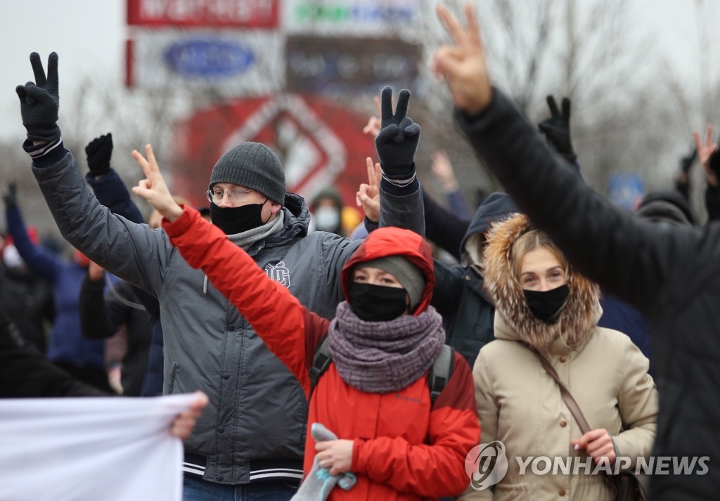 승리 상징 'V'자 그려보이는 벨라루스 반정부 시위대