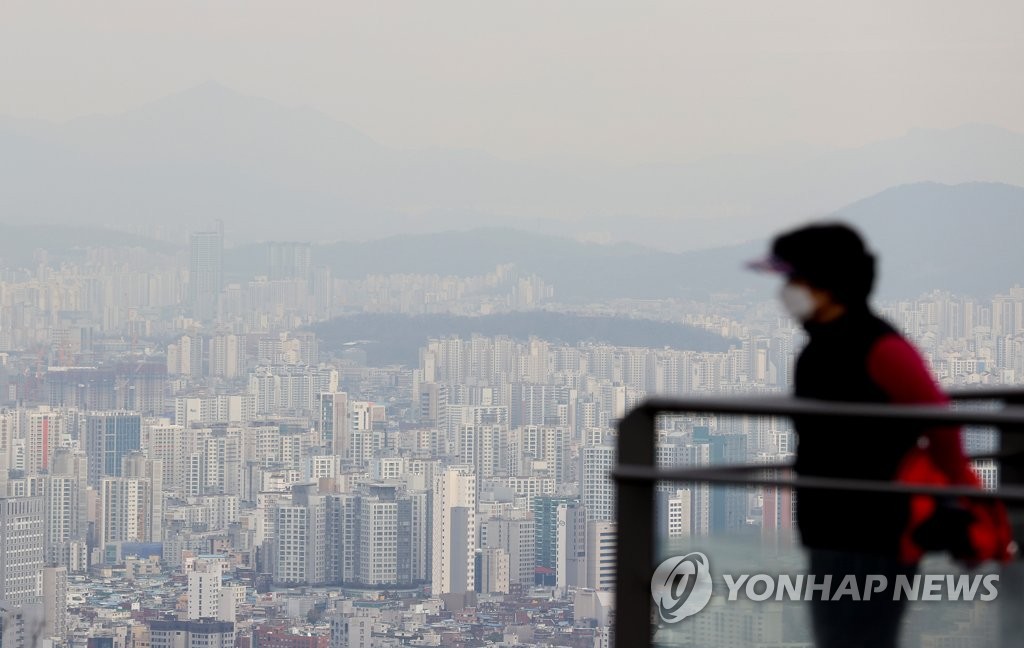 서울 시내 아파트·빌딩 숲 내려다 보는 시민
