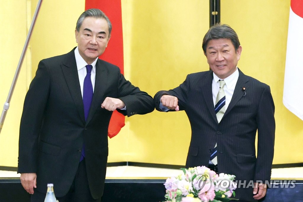(도쿄 교도=연합뉴스) 모테기 도시미쓰(茂木敏充) 일본 외무상과 왕이(王毅) 중국 외교담당 국무위원 겸 외교부장이 지난달 24일 오후 일본 도쿄에서 만나 '팔꿈치 인사'를 나누고 있다.