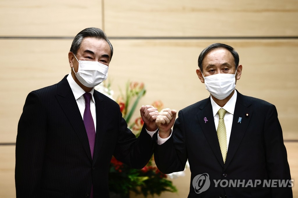 스가 일본 총리, 왕이 중국 외교부장 접견…"도쿄·베이징올림픽 성공 협력"