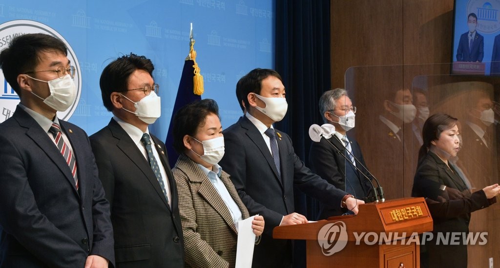 윤석열 검찰총장 직무 정지 관련 기자회견하는 민주당 의원들