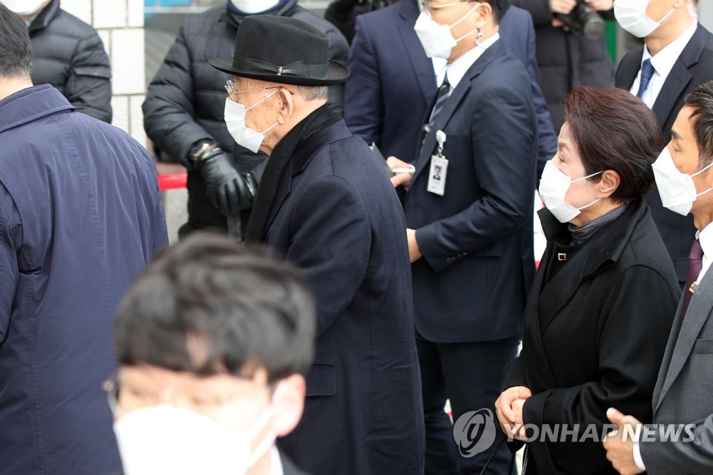 전두환, 부인 이순자와 광주법원 출석
