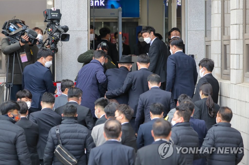 부축 받으며 법정 향하는 전두환